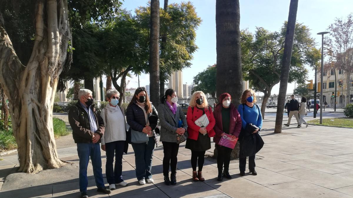 Unidas Podemos por Málaga y miembros de la Plataforma Por la Memoria de las Faeneras de Málaga 1918 posan delante de la placa conmemorativa