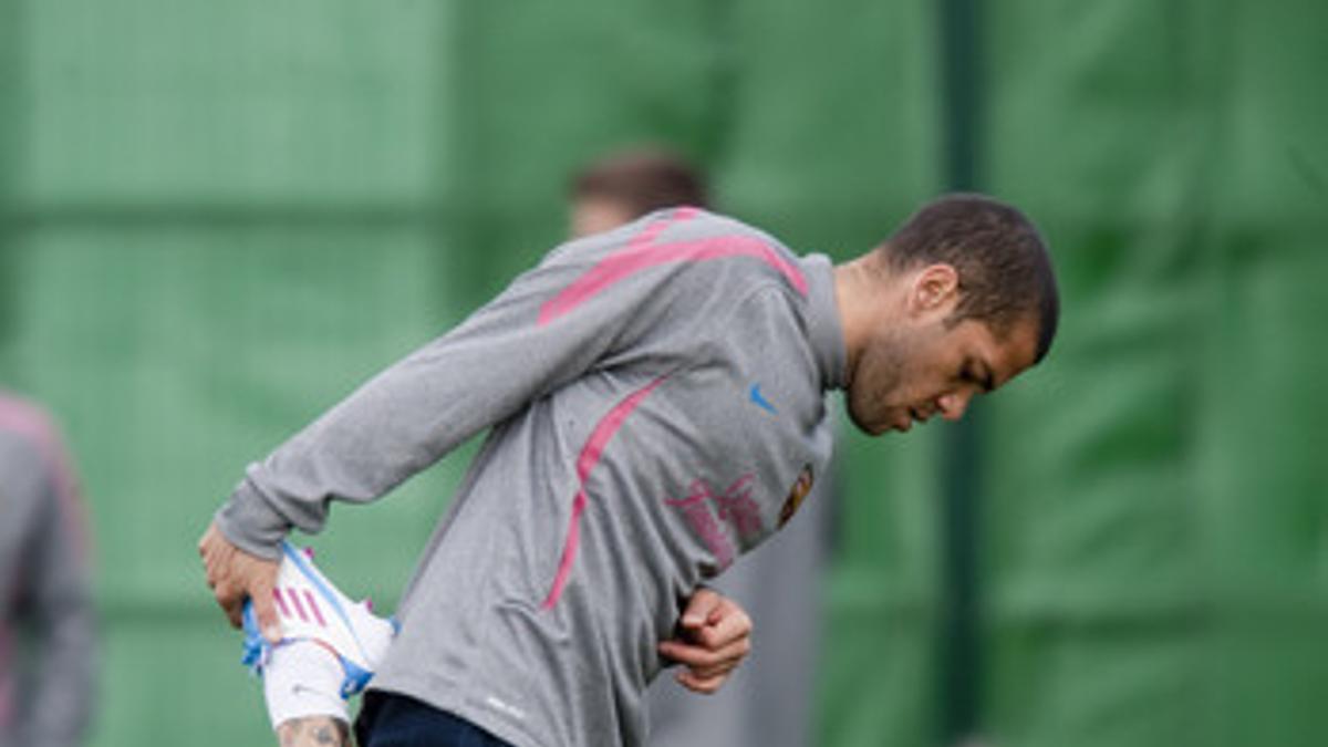 Alves entrena esta mañana con la nueva equipación del Barça.