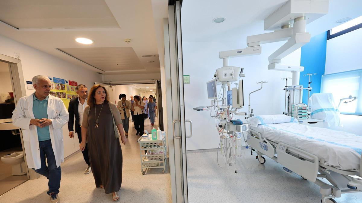 La consellera de salut y sanidad recorriendo los pasillos de UCI en su visita al hospital de Ibiza