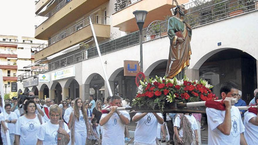 La tradicional procesión de Sant Pere volvió a reunir a feligreses, devotos de la imagen y vecinos contentos de admirar el viaje anual de la talla, desde lo sagrado a lo terrenal y finalmente el espacio marítimo.  f helena gómez