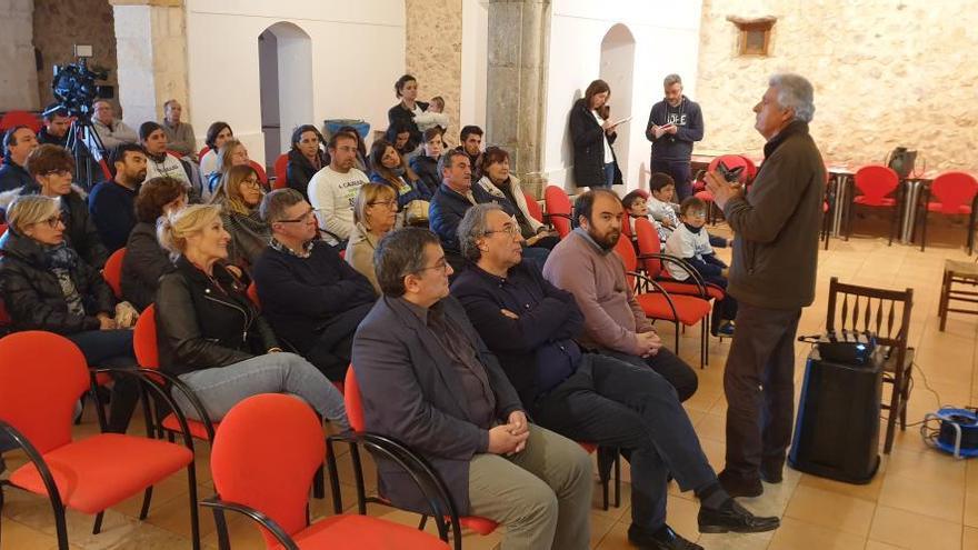 Autoridades, padres y profesores durante la presentaciÃ³n.