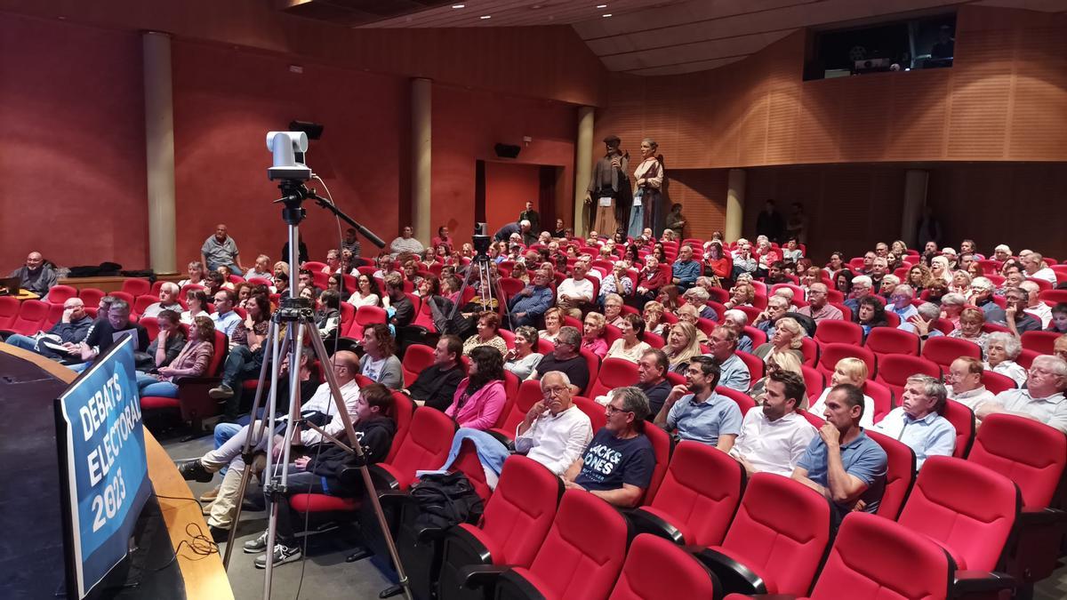 El públic que va assistir al debat a la Casa de Cultura de Llançà