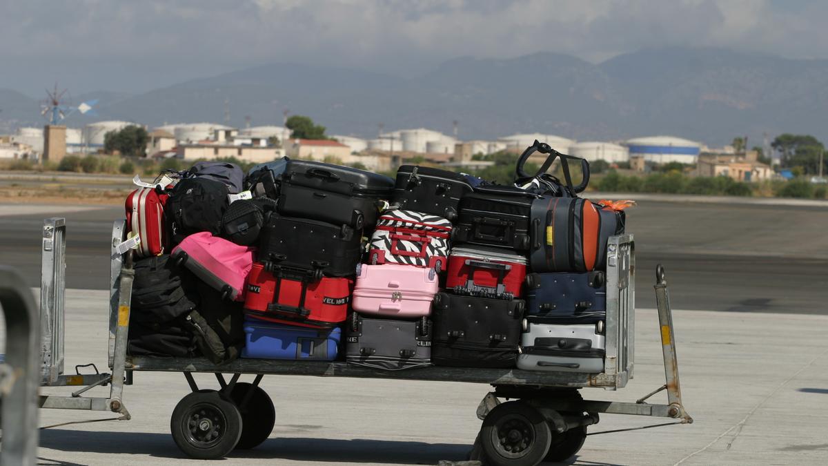 Die Koffer stehen vor dem Flugzeug auf der Bahn