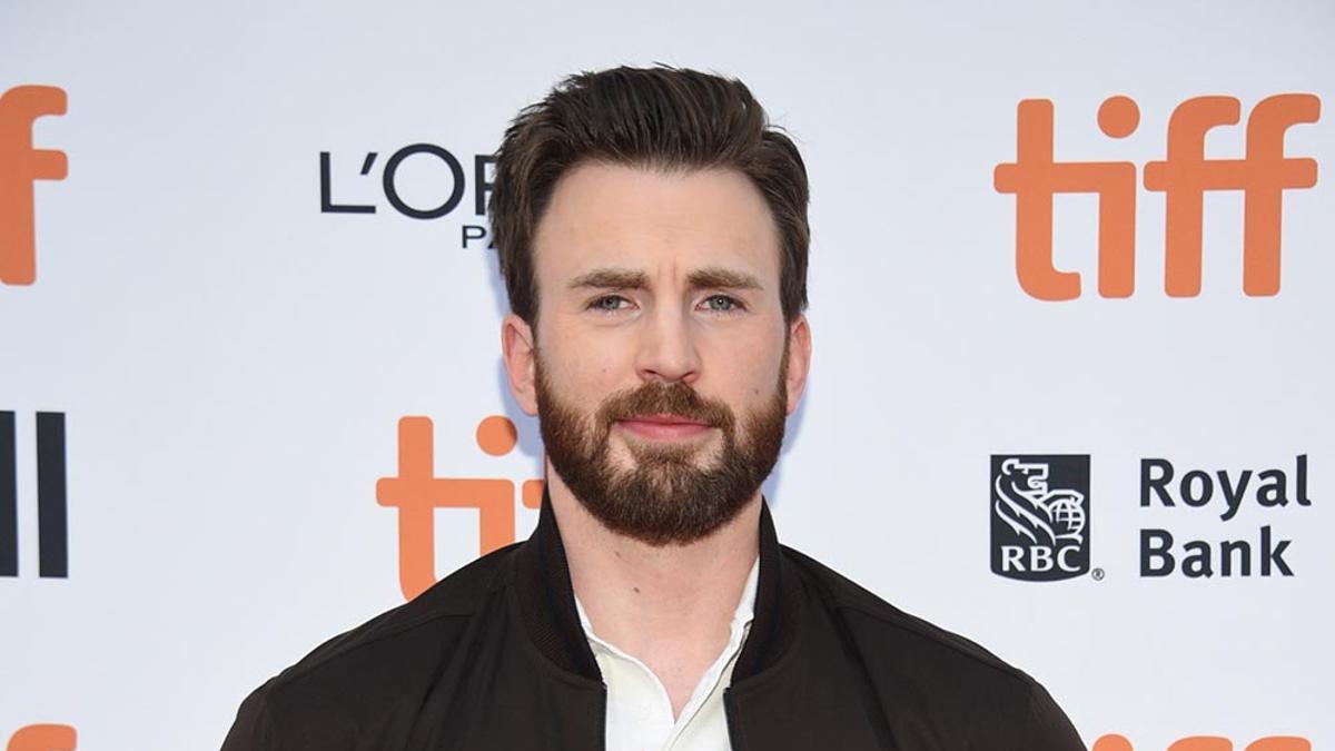 Chris Evans sale con humor de su comentada foto desnudo