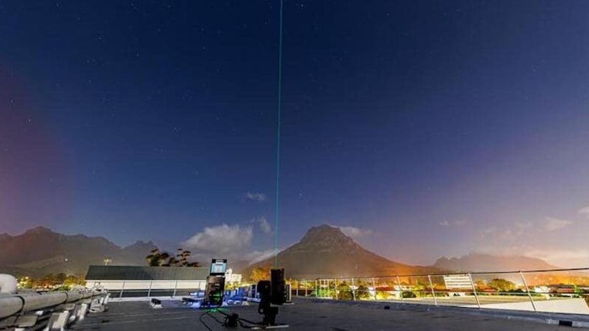 Implementación del primer enlace satelital cuántico en el hemisferio sur en la Universidad de Stellenbosch, Sudáfrica. El microsatélite Jinan 1, lanzado en la órbita baja de la Tierra, transmite claves seguras con la estación terrestre portátil instalada en la azotea del edificio de ingeniería de la Universidad de Stellenbosch. El experimento se realizó en octubre de 2024.