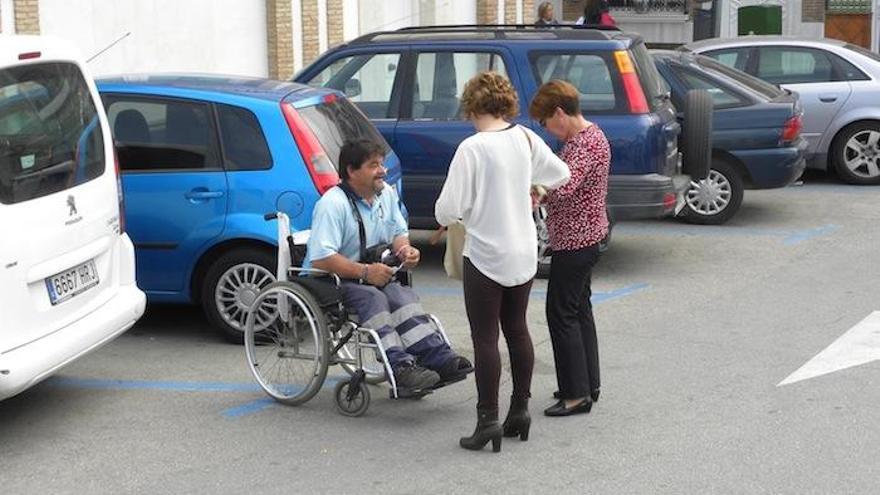 Uno de los usuarios de Amivel, ayer, en Torre del Mar.