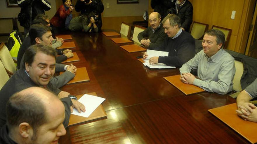 Reunión del alcalde Carlos Negreira con representantes de los trabajadores de la fábrica de armas.