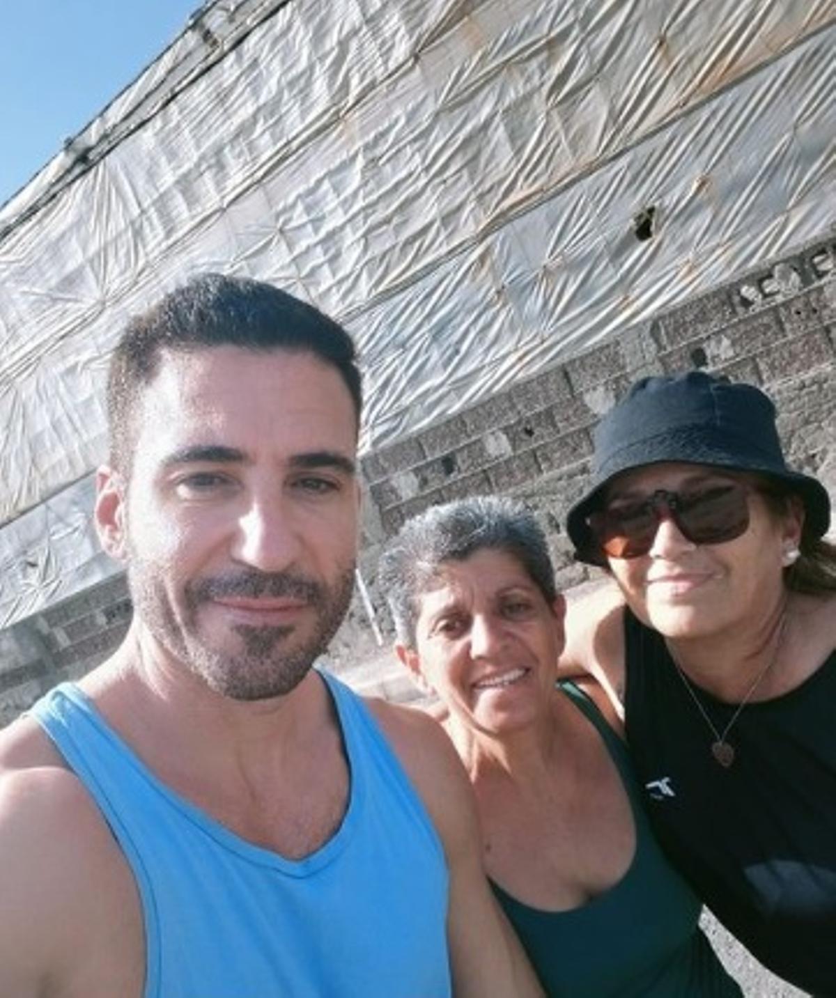 Miguel Ángel Silvestre, junto con dos admiradoras, en Agaete