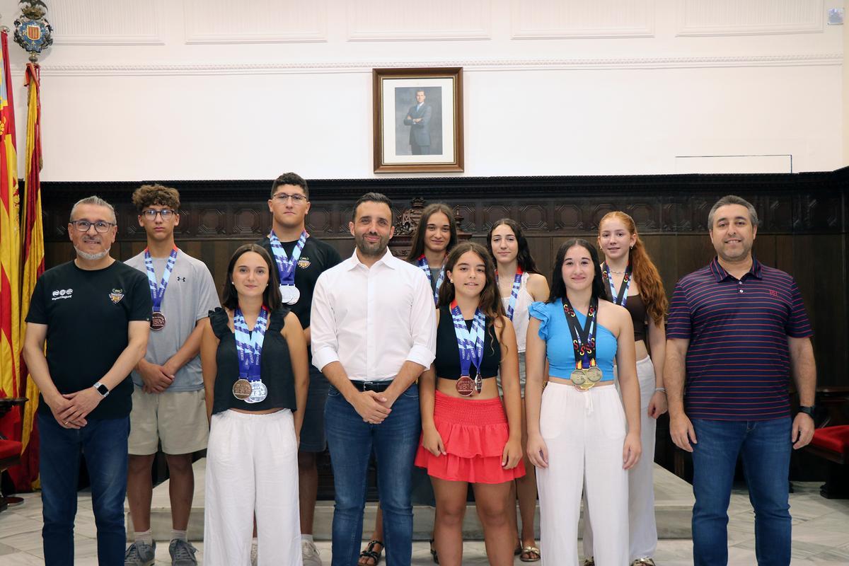 Deportistas recibido por el alcalde y el concejal de Actividad Física, Salud y Deportes