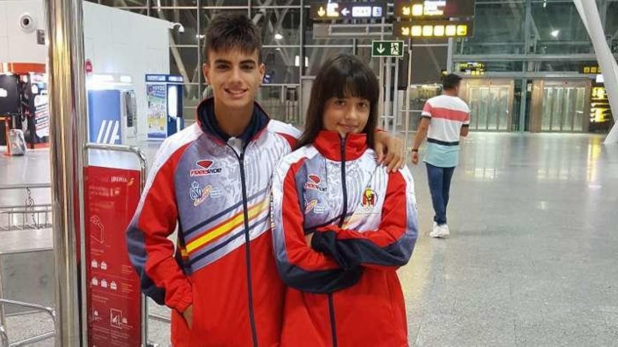 Pablo Patiño y Noah Pena en el aeropuerto.