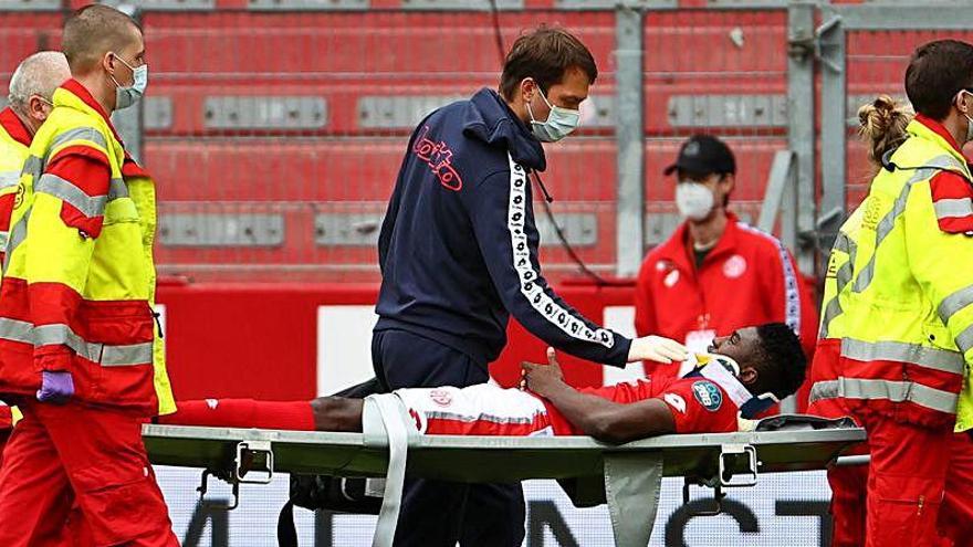 El futbolista saliendo en camilla para ser trasladado a un hospital.