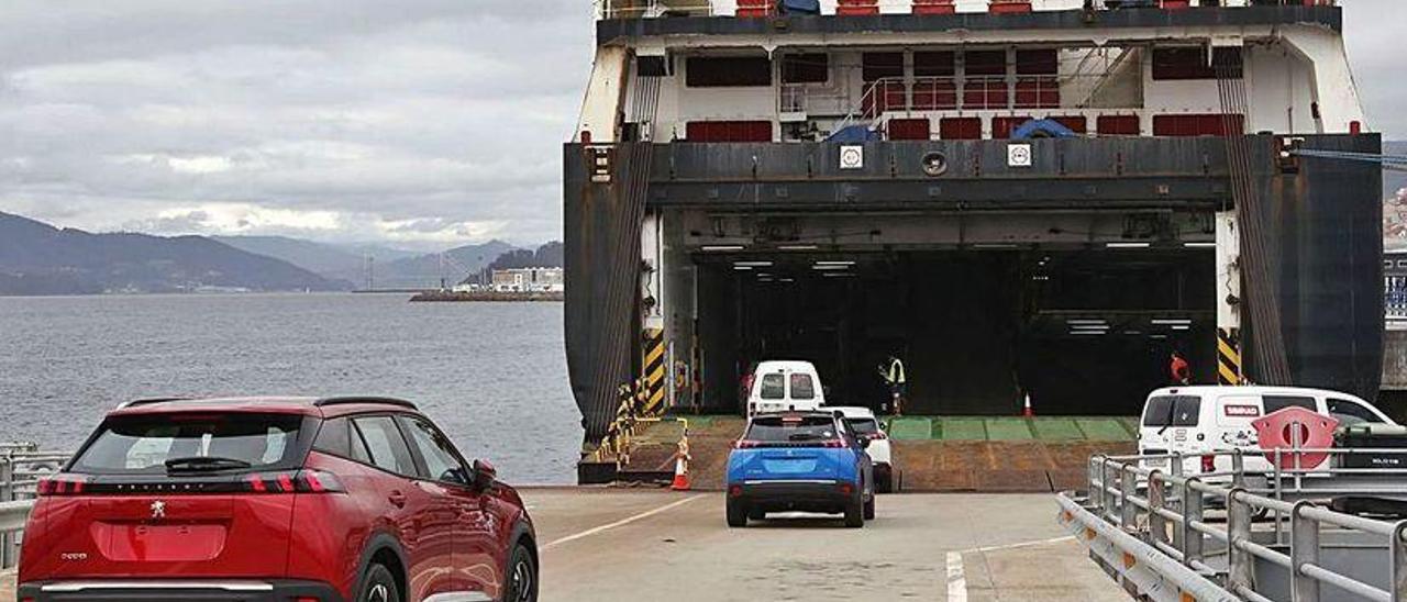 Vehículos embarcan en Bouzas en la reanudación de la autopista del mar tras el parón del virus.