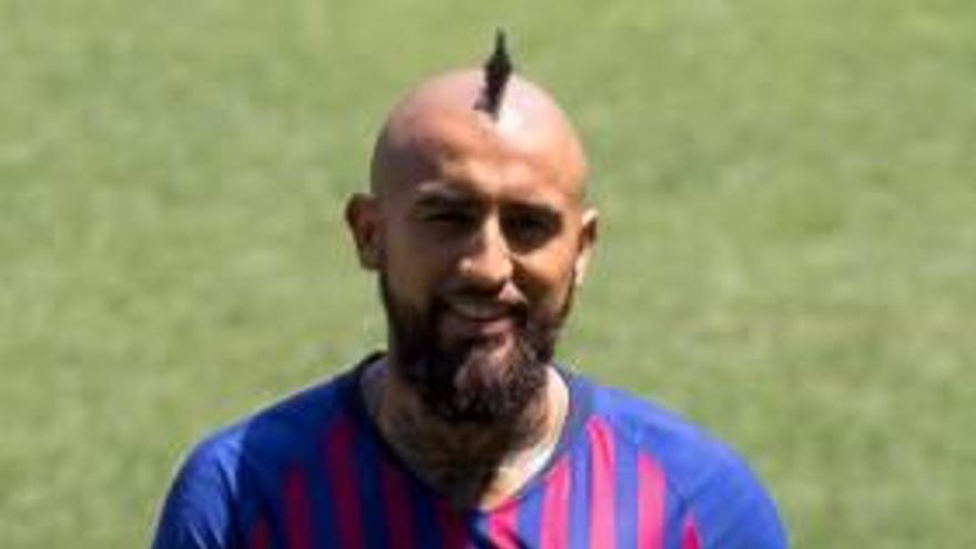 Arturo Vidal posa ayer con la camiseta azulgrana en el Camp Nou.