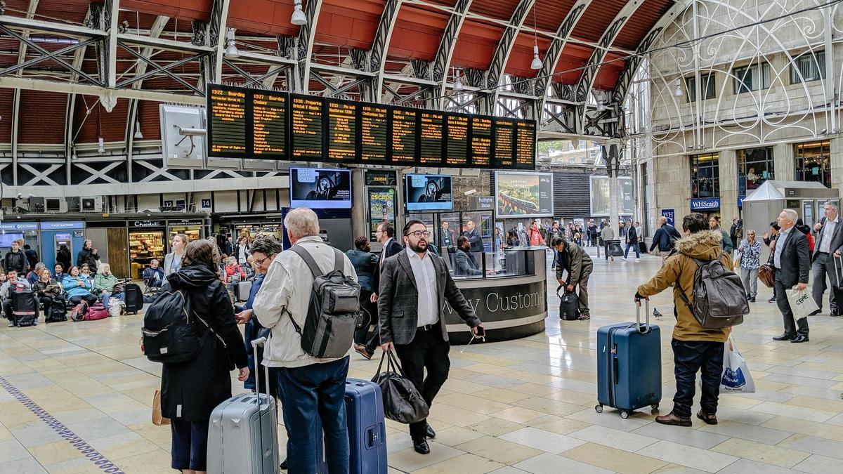 Tráfico récord, huelgas, cancelaciones y caos en los aeropuertos españoles durante el verano de 2025.