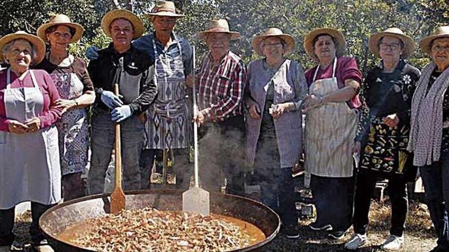 Los voluntarios que elaboraron la paella para 350 comensales.