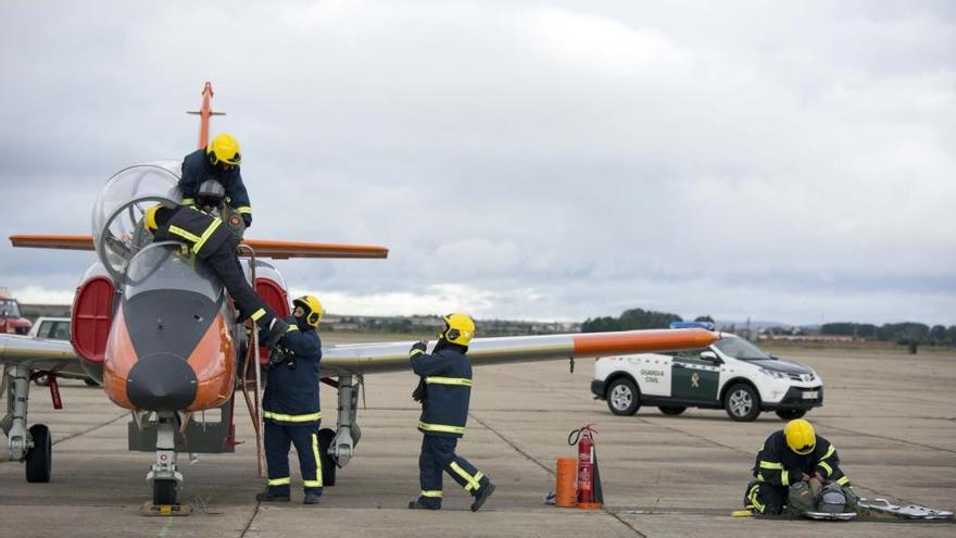 Personal de la Base Aérea de Matacán desarrolla un simulacro de accidente aéreo