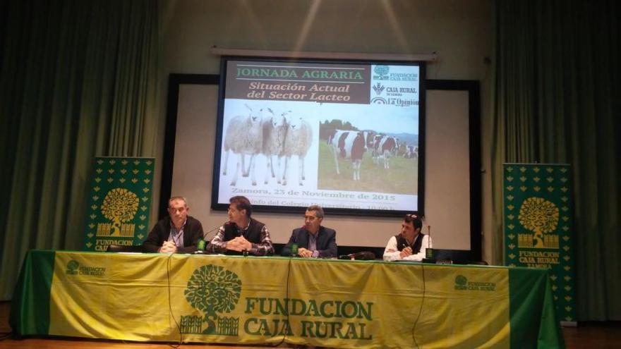 Los representantes agrarios con Celedonio Pérez, redactor jefe de La Opinión, en la jornada agraria