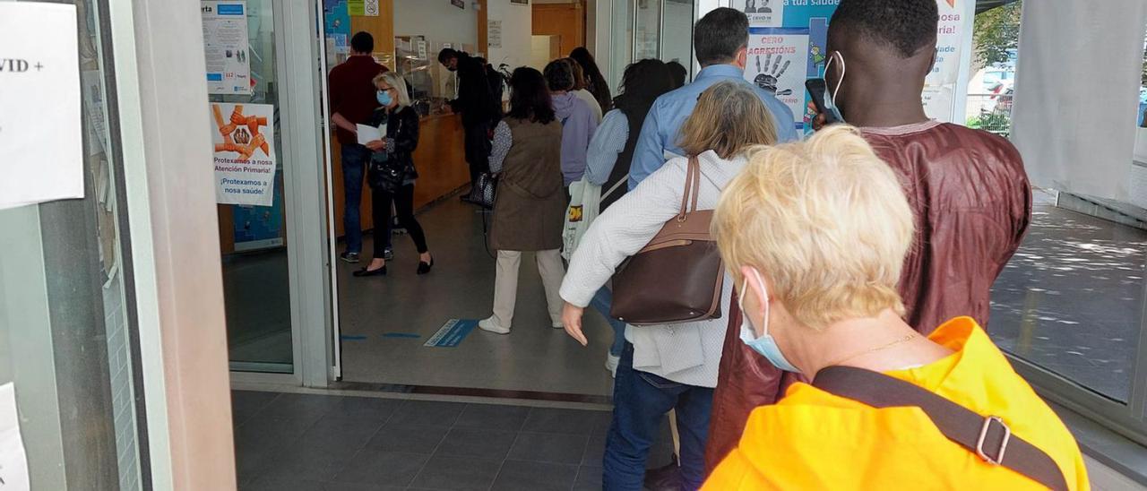 Pacientes esperan  en la entrada del centro de salud de  La Doblada. / ALBA VILLAR