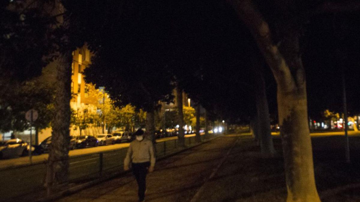 Quejas por farolas sin luz que generan inseguridad a vecinos del centro y barrios