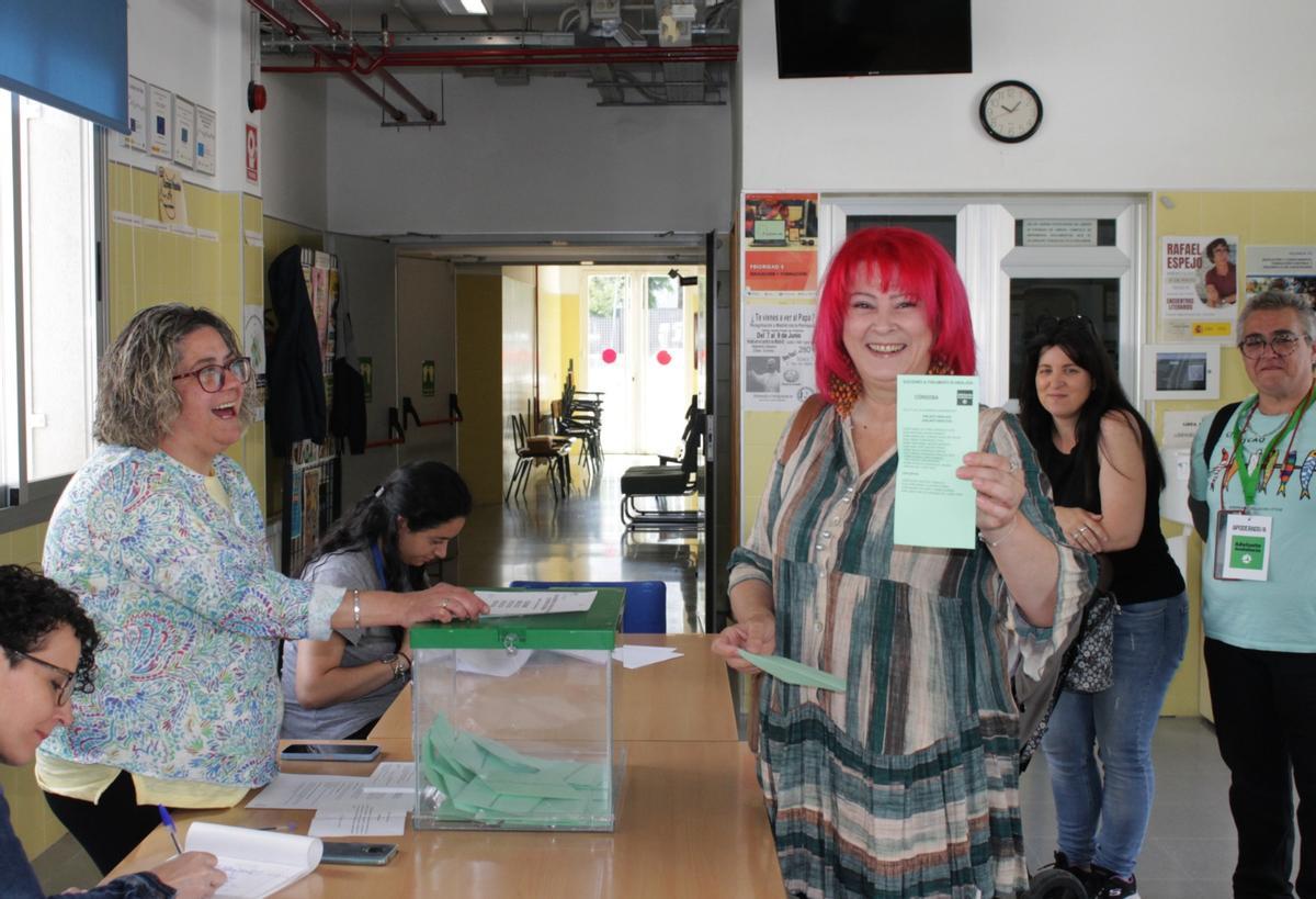 La candidata muestra su voto.