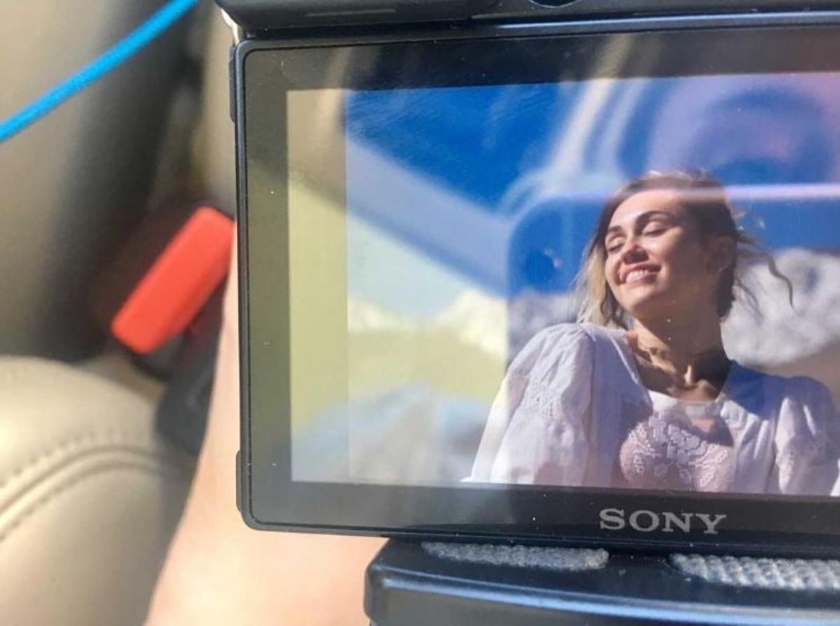 Miley Cyrus con un vestido blanco