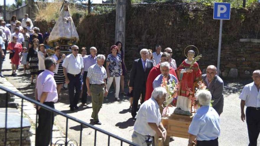Los vecinos de Ungilde procesionan con san Lorenzo y la Virgen del Rosario