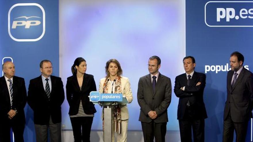 La secretaria general del PP, María Dolores de Cospedal, comparece con los consejeros de Educación del partido tras la reunión con el Ministro.