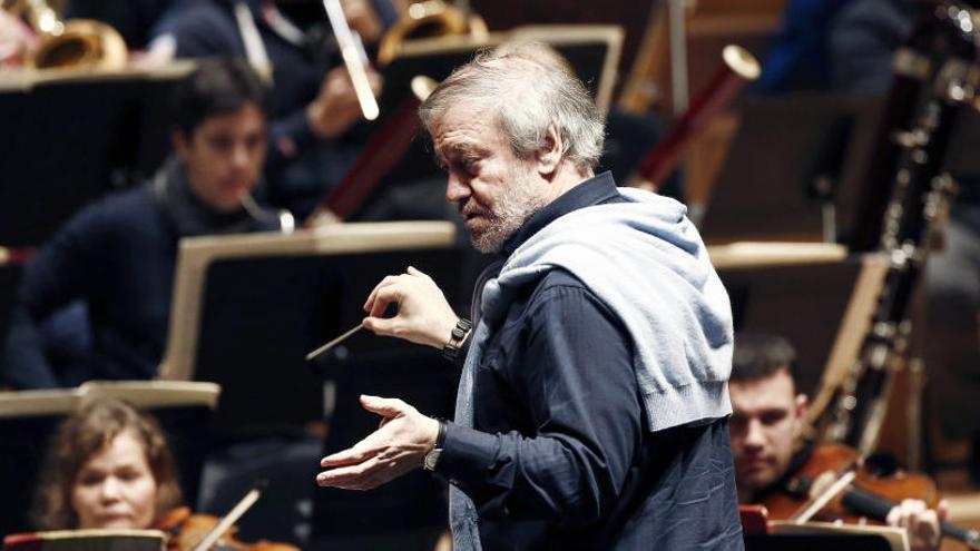 Valery Gergiev, director de la Orquesta Sinfónica del teatro Mariinsky, en un concierto.