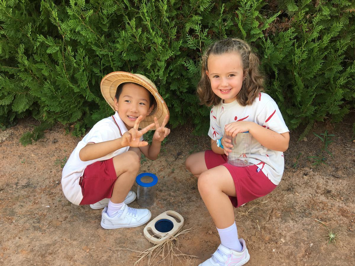 Alumnos participan en una de las actividades al aire libre.