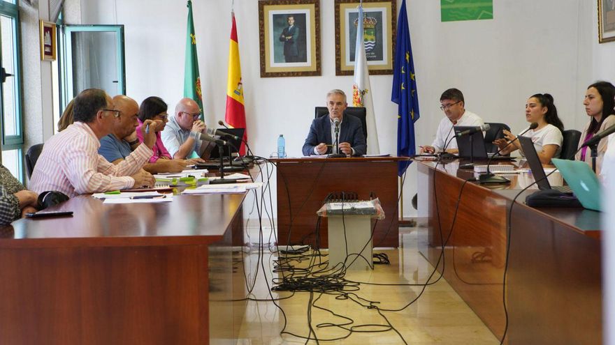 Miembros del gobierno discuten con Jesús Otero en un pleno de Vila de Cruces. | Bernabé