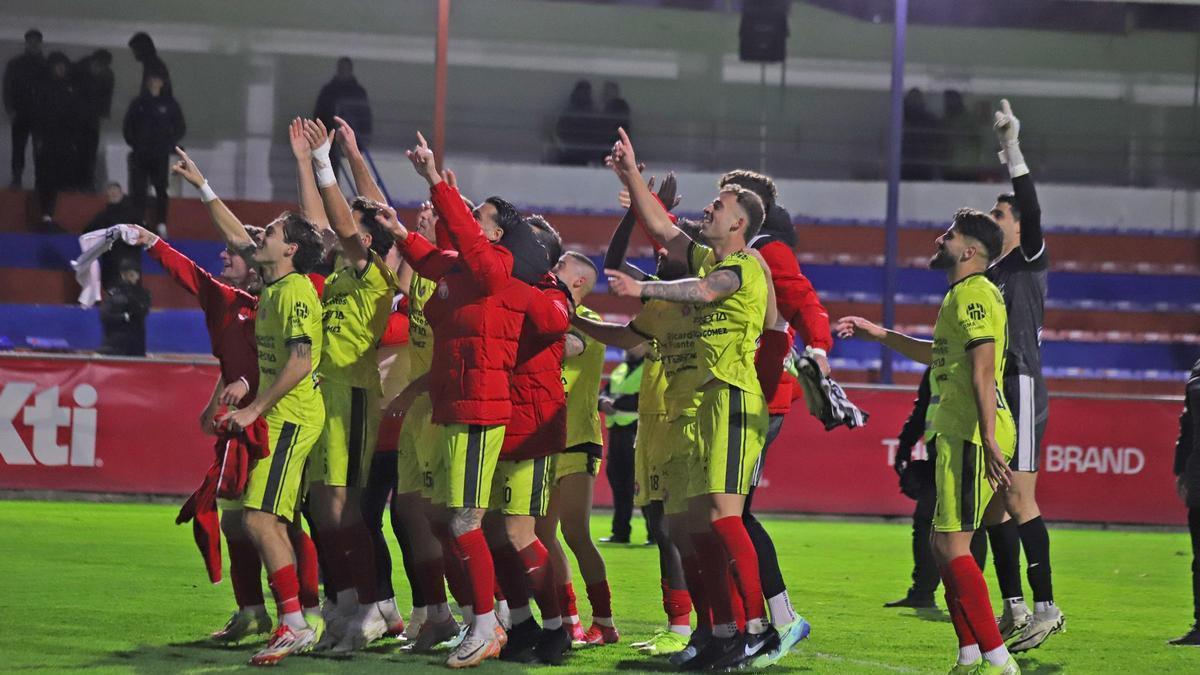 Los jugadores de la Deportiva Minera celebran con sus aficionados el triunfo ante el Yeclano
