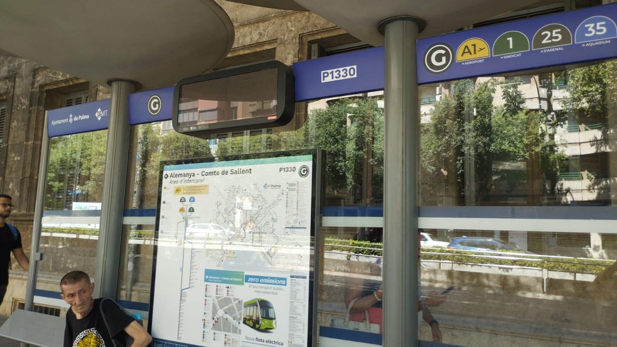 La pantalla informativa de la parada de la avenida Alemanya-Comte Sallent no funciona.