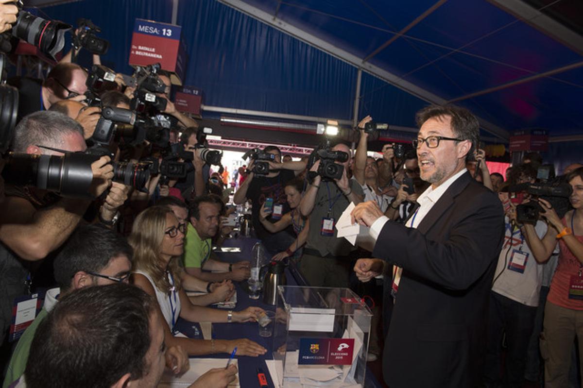 Agustí Benedito, quart candidat a votar, diposita la papereta a l’urna.