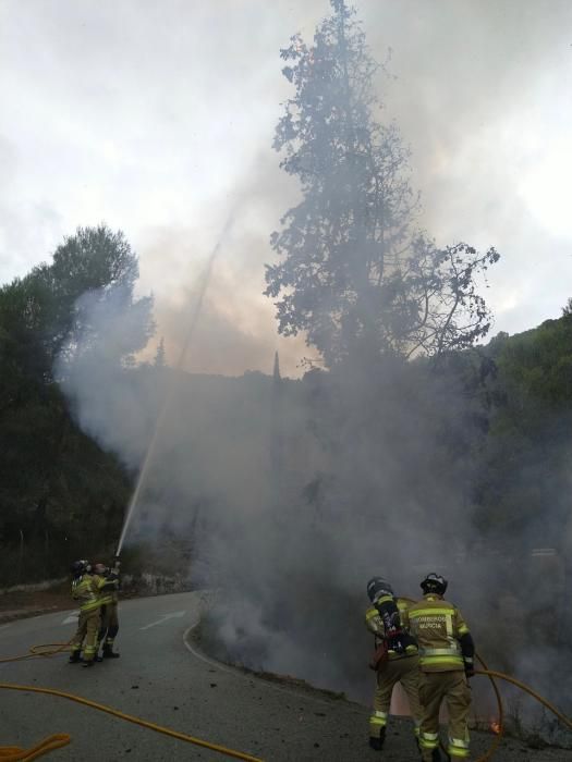 Arde un coche al estrellarse en Murcia