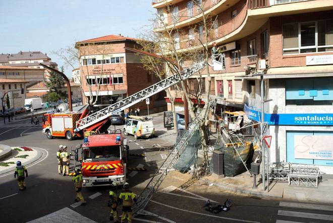 GALERÍA | El desplome de una grúa en Zamora con heridos, en imágenes