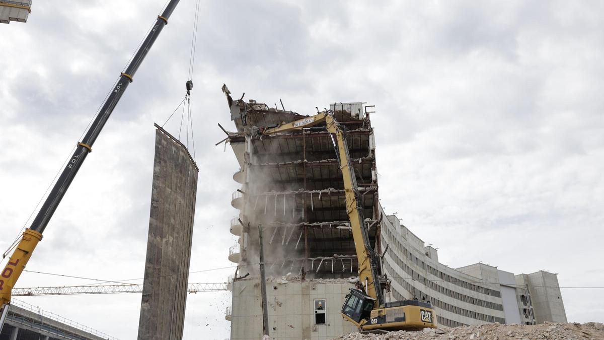 VÍDEO | Inicia el derribo del edificio semicircular de Son Dureta