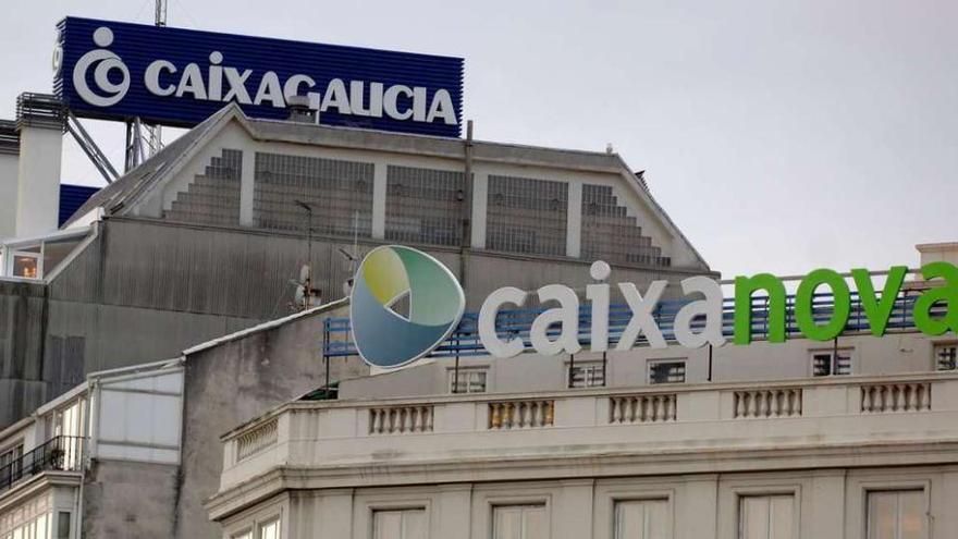 Antiguos carteles publicitarios de Caixanova y Caixa Galicia.