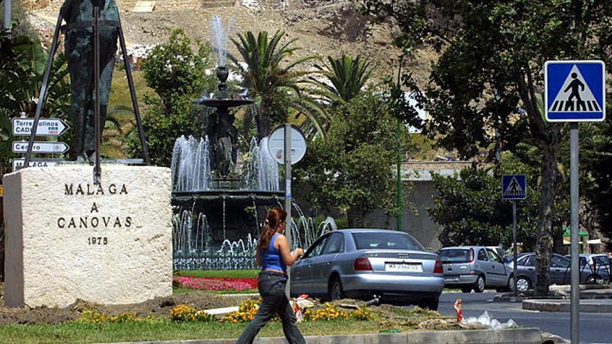 Tráfico. La zona de Cánovas del Castillo acumula una fuerte intensidad de tráfico.