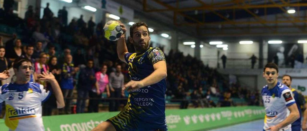 Adrián Menduiña y observa antes de decidir su lanzamiento en el duelo ante el Granollers. // Gonzalo Núñez