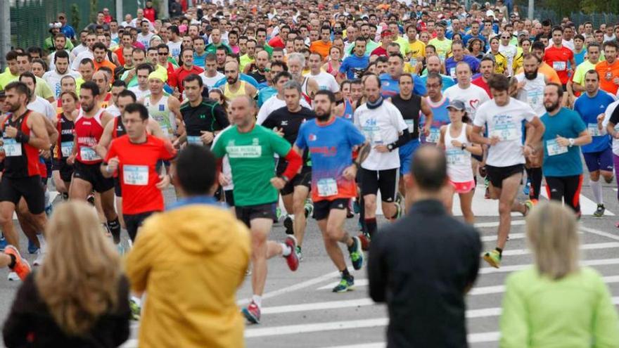 El pelotón de atletas en los primeros compases de la carrera.