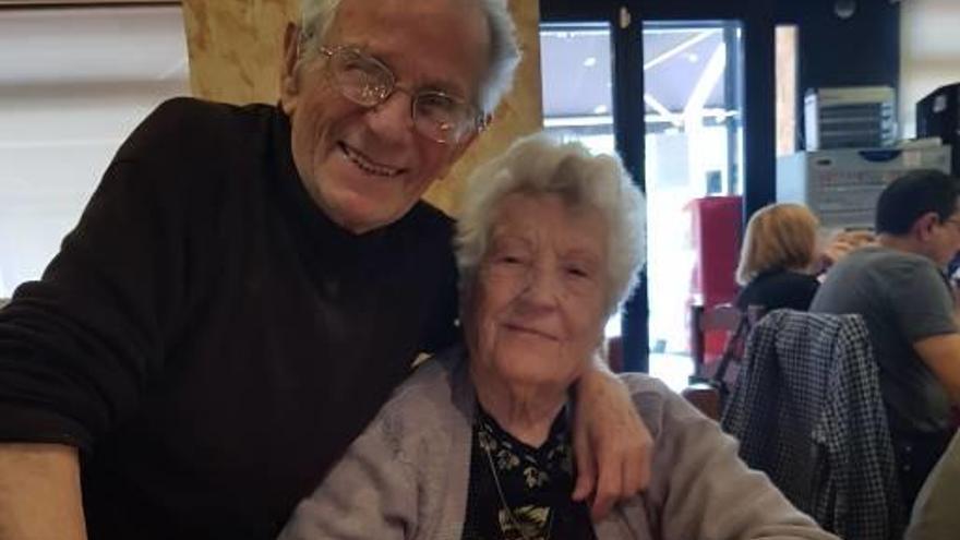 La pareja celebrando los 92 años de Angelita.