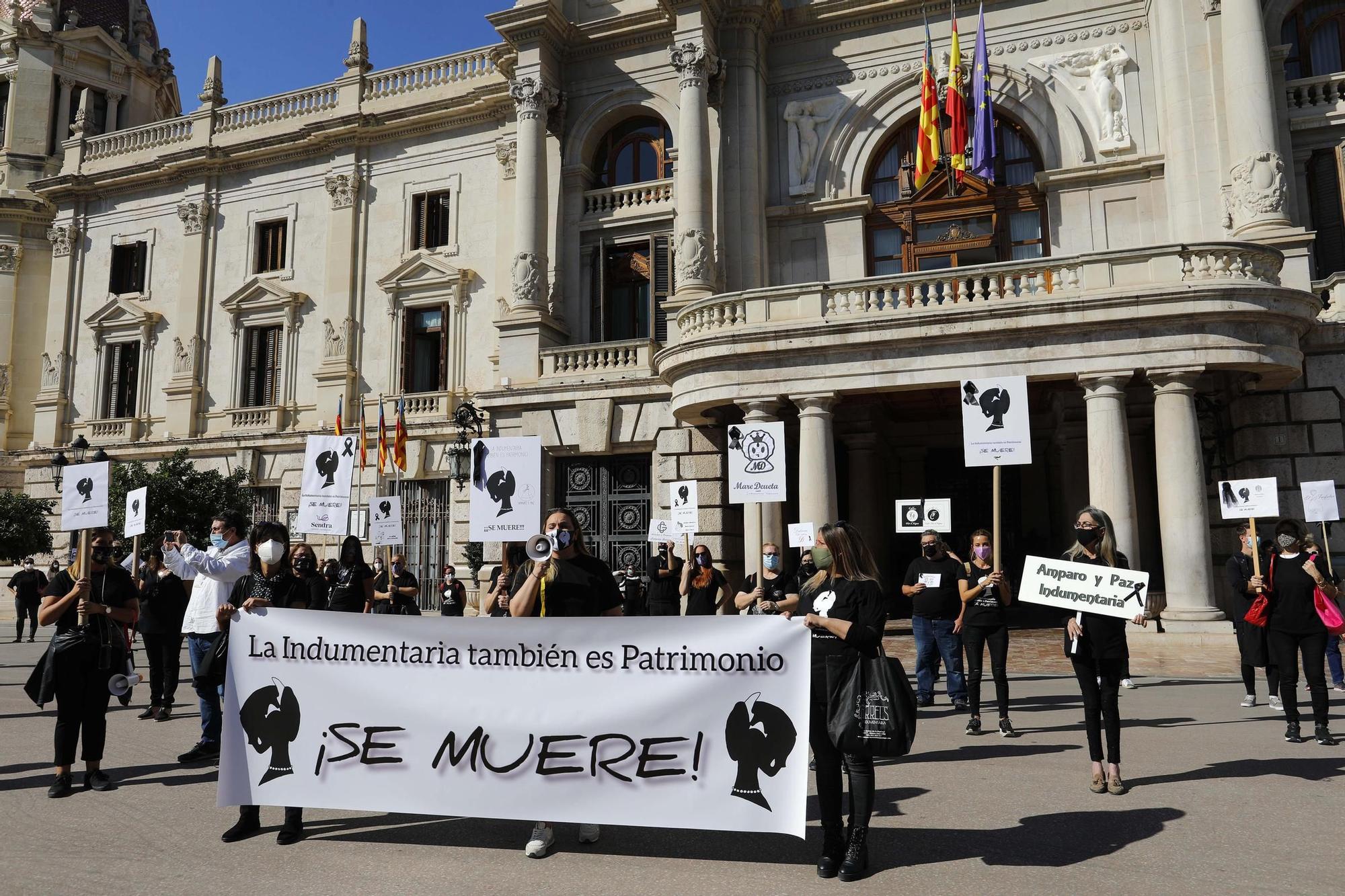 Manifestación de profesionales de la indumentaria tradicional valenciana.