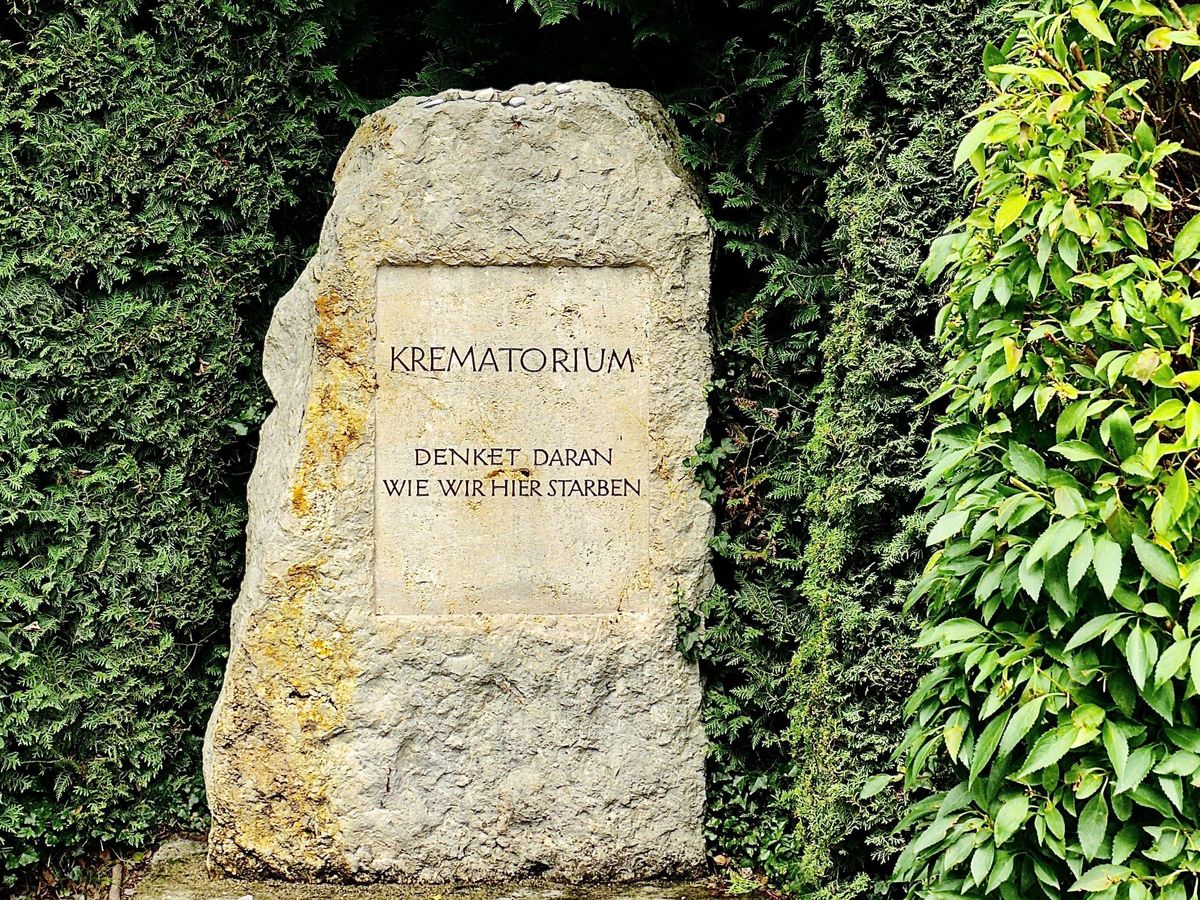Placa commemorativa al camp de concentració de Dachau.