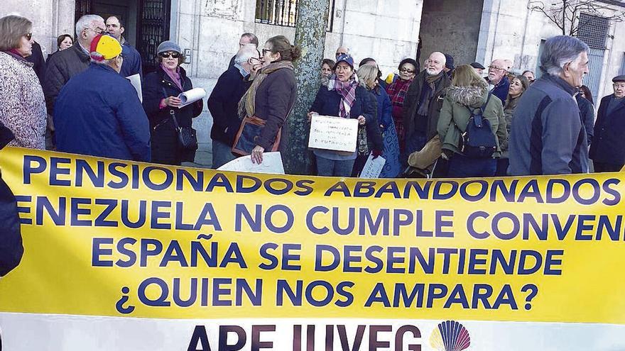 Protesta de jubilados venezolanos residentes y retornados ante el consulado de Vigo. // L. O.