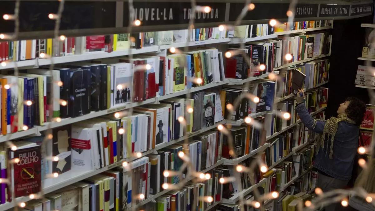 Una librería iluminada por Navidad.