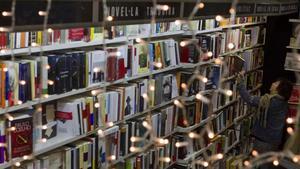 Una librería iluminada por Navidad.