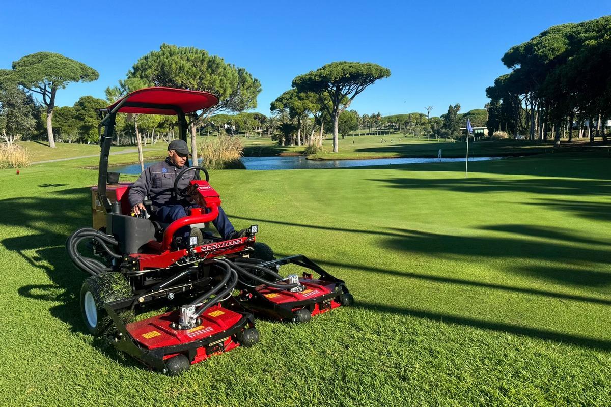 Un trabajador con maquinaria de la empresa marbellí Riversa en un campo de golf.