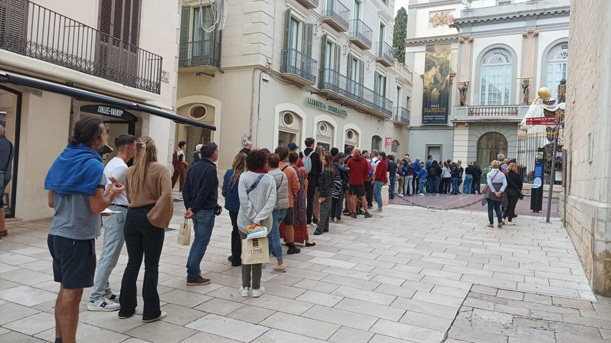 El Museu Dalí torna a generar cues de visitants en plena tardor