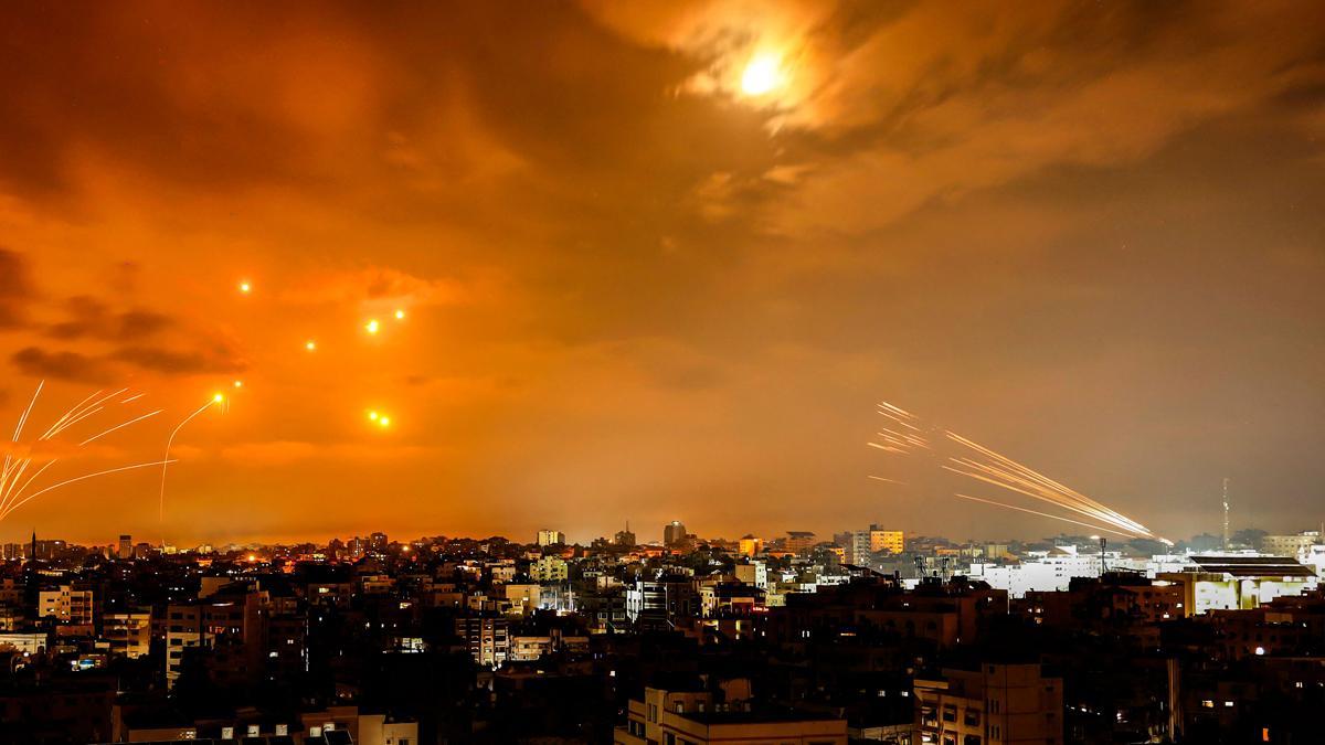 Misiles lanzados por militantes palestinos desde la ciudad de Gaza son interceptados por el sistema de defensa israelí Cúpula de Hierro, en el amanecer del 8 de octubre