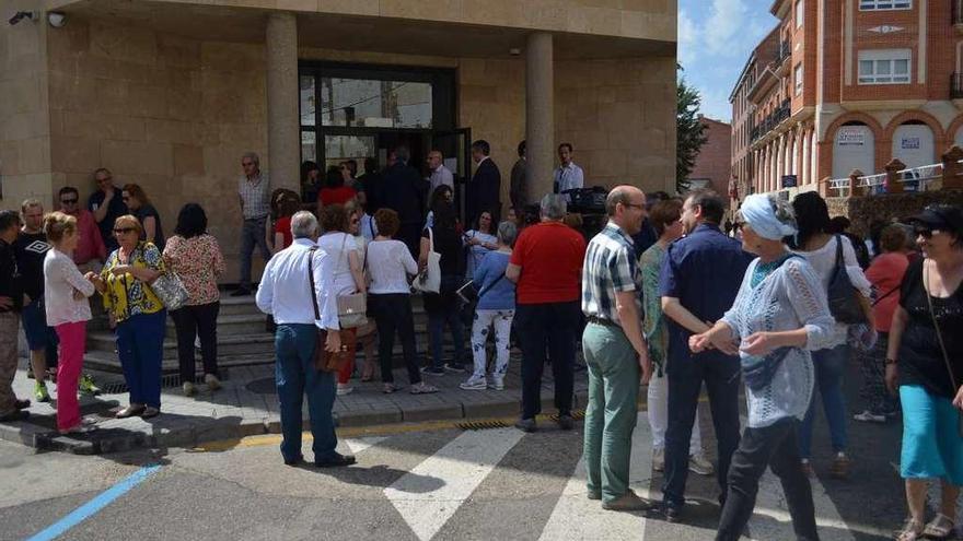 Concentración contra el traslado de los litigios hipotecarios a Zamora ante los juzgados de Benavente.